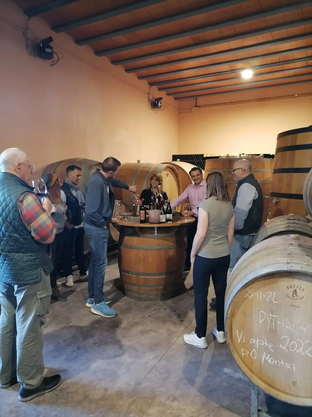 Dégustation entre les foudres, dans la cave de Laurona