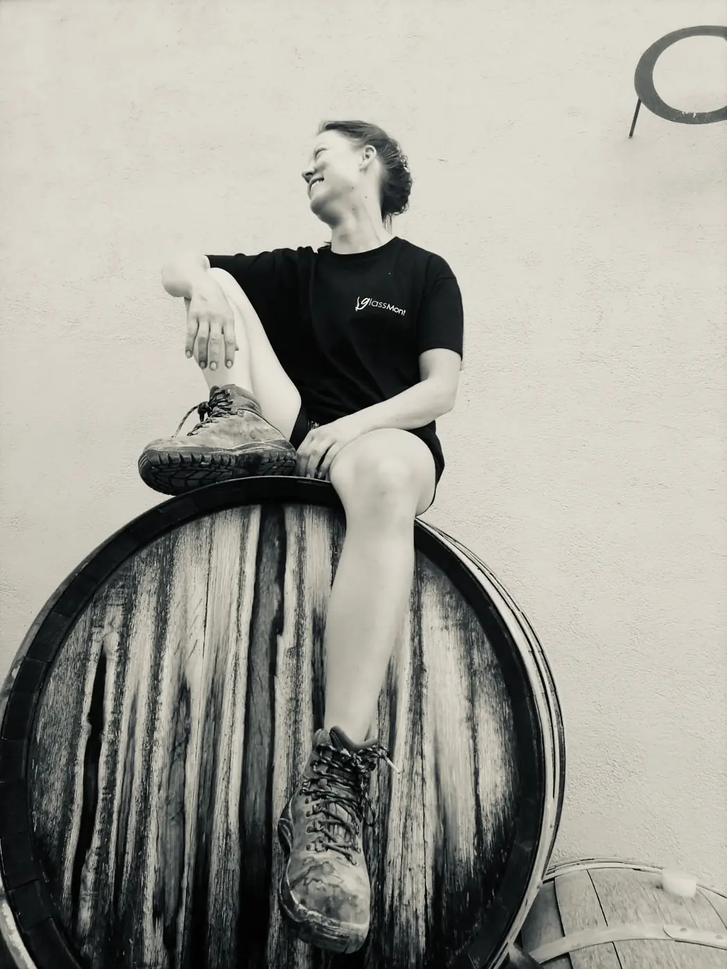 Fiona Fischer assise sur un foudre