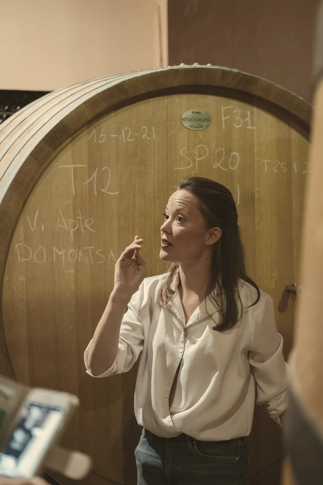 Fiona Fischer dans la cave