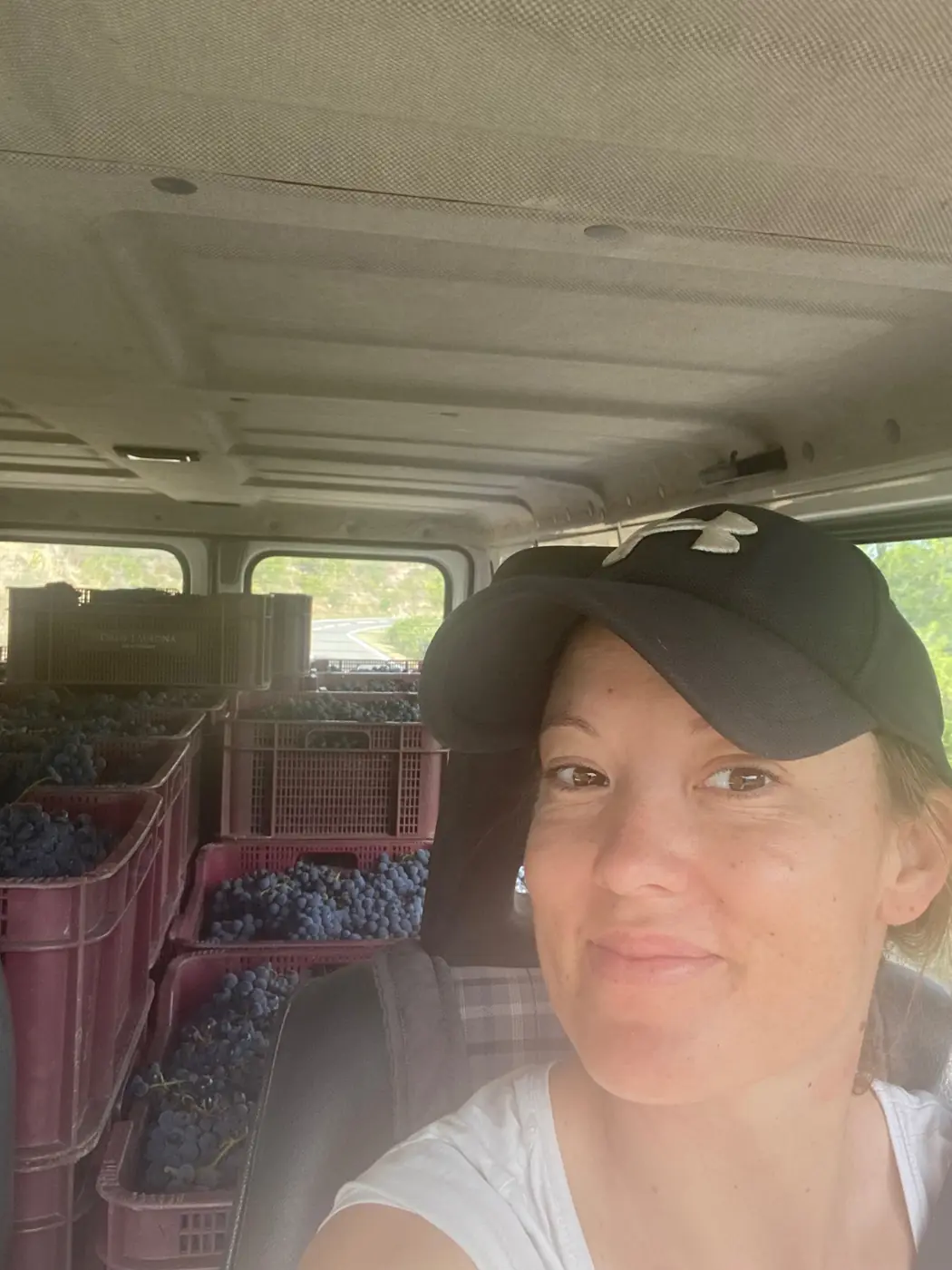 Fiona Fischer dans le camion plein de caisses de raisin